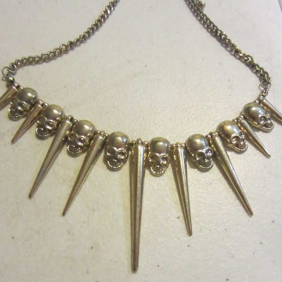 Jewelry - Gold tone skull necklace